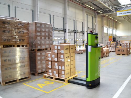 Autonomní manipulační vozík Agilox od firmy 4IGV je od března využíván v provozu distribučního centra DHL v Syrovicích