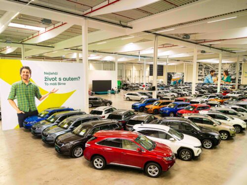 V hale je galerie Direct auto. P3 myslí nejen na sklady, ale i na retail