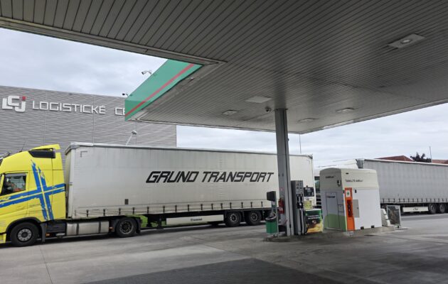 Tankovací karty? Některé vám každý litr paliva paradoxně prodraží – nově až o 5 korun