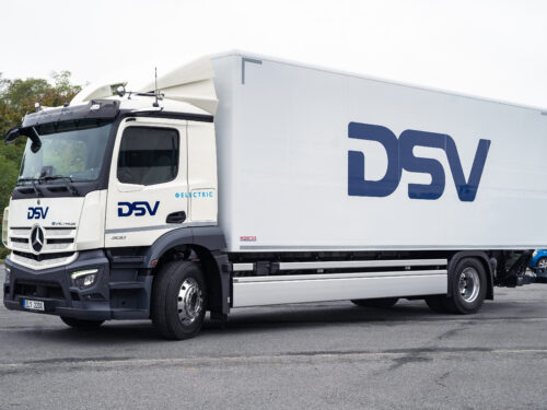 Schenker a DSV rozšiřují elektrickou flotilu: čtyři nové Mercedes-Benz eActros pro udržitelnou logistiku