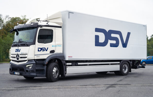 Schenker a DSV rozšiřují elektrickou flotilu: čtyři nové Mercedes-Benz eActros pro udržitelnou logistiku