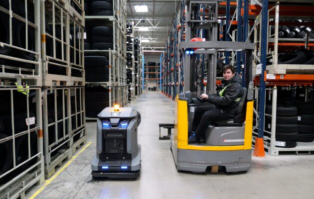 PST CLC Mitsui-Soko automatizuje úklid v Nehvizdech. Nasadila robotický mycí stroj Kärcher