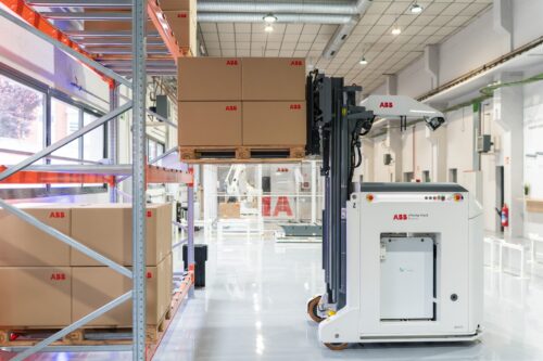 ABB Robotics rozšiřuje portfolio AMR: Nový vysokozdvižný vozík Flexley Stack F712 s Visual SLAM a AI