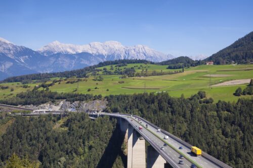 Dachser sdílí zkušenosti: E-truck zvládá dálkové přepravy přes vytížený alpský průsmyk se stejnými přepravními časy jako konvenční diesel