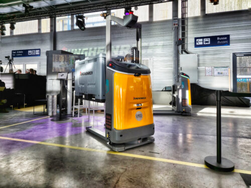 Inteligentní automatizace pro aplikace se zdvihem: Jungheinrich uvádí na trh mobilního robota EAC 212a